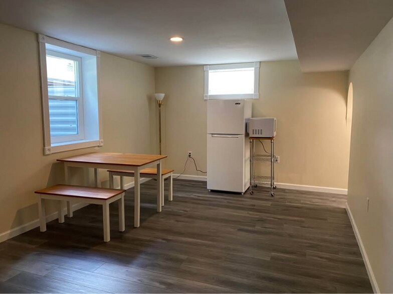 Building Photo - 2432 Burns Ave