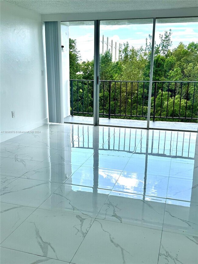 Building Photo - 8870 Fontainebleau Blvd