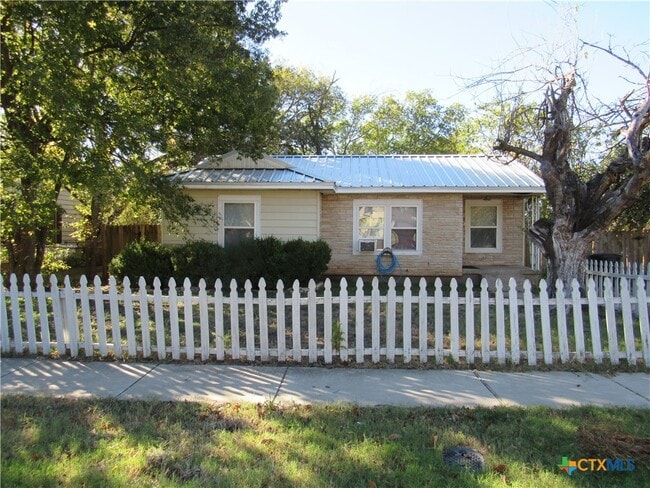 Primary Photo - 1002 Duncan Ave