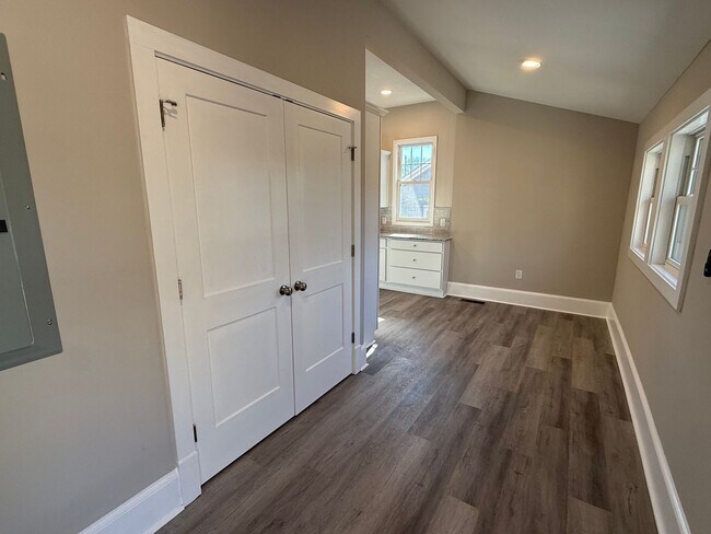 Building Photo - 4 Bedroom Fully Remodeled House Located in Five Points!