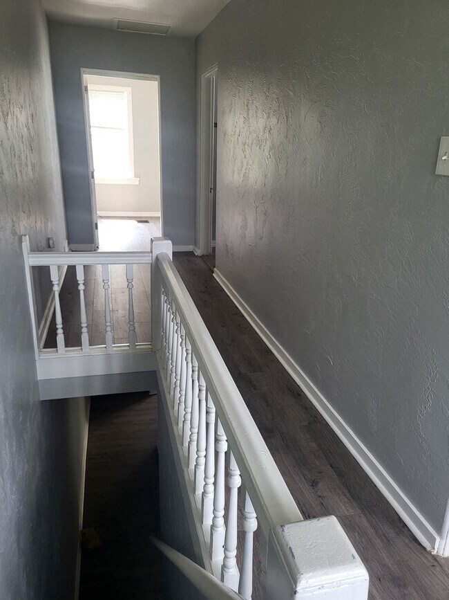 Building Photo - Spacious 2 bedroom in Mt Oliver! Available Now!