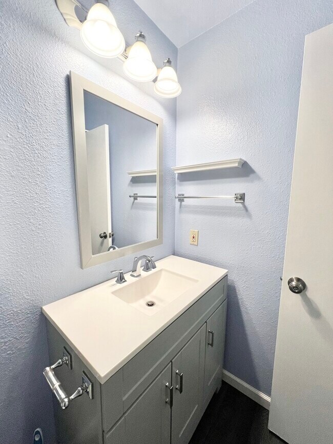 Building Photo - 1 Bedroom, 1 Bathroom Condo