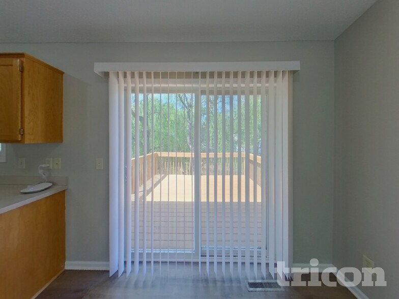 Building Photo - 407 Wagon Wheel Cir
