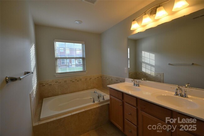 Building Photo - 1606 Fleetwood Dr