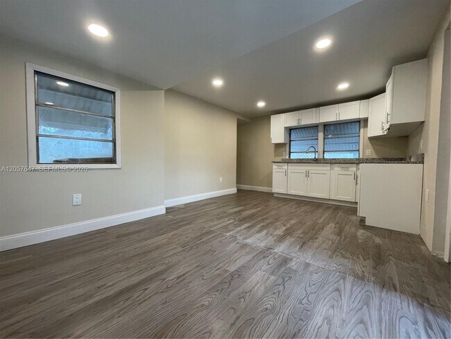 Building Photo - 10292 SW Sandalfoot Blvd