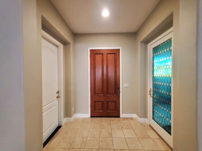 Building Photo - STUNNING SPACIOUS 5 BEDROOM HOME IN CONCOR...