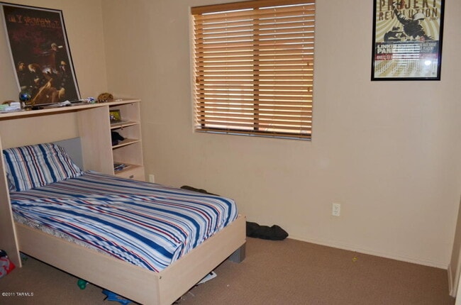 Building Photo - 3 Bedroom Eastside Townhome