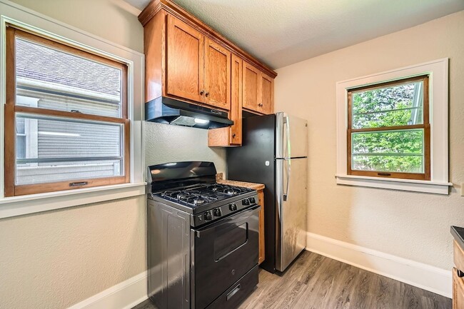 Building Photo - 1083 Western Ave N