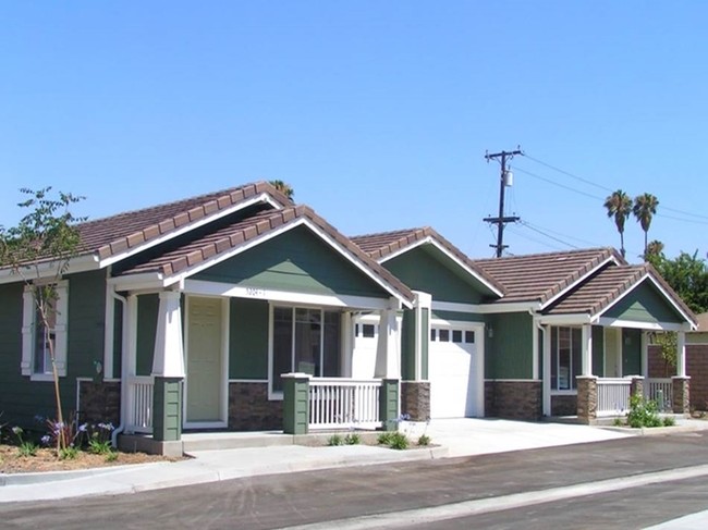 Primary Photo - Raincross Cottages