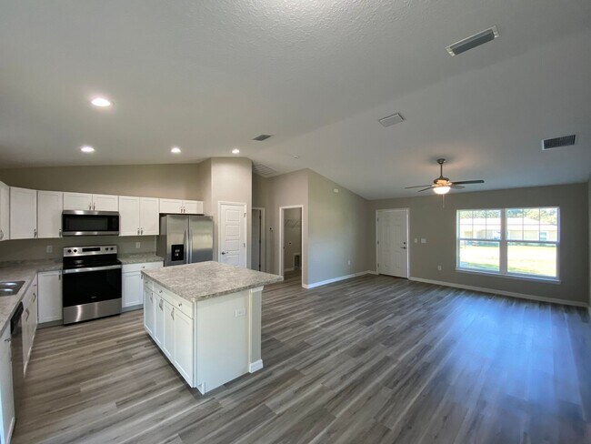 Building Photo - Custom Home - Desirable SE Ocala Neighborhood 3/2/2 **Won't Last**