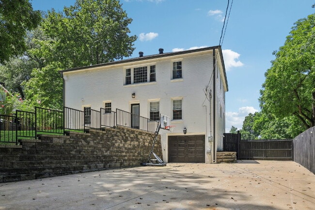 Building Photo - 725 N 2nd St