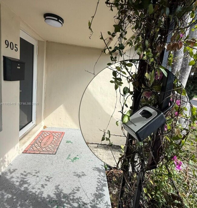 Building Photo - 905 NE 7th St