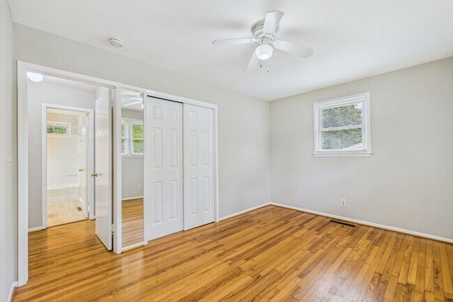 Building Photo - NW Brick Home in the Desirable Guilford Hi...