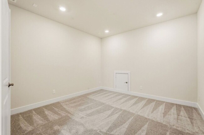 Building Photo - 4615 Bridgewood Dr