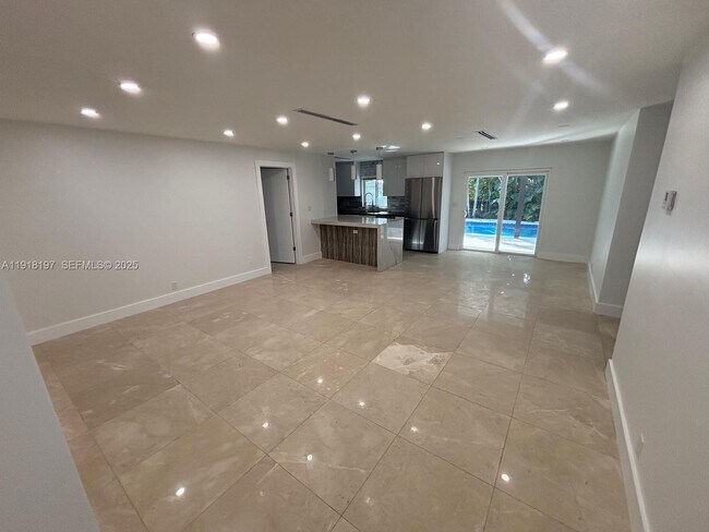 Building Photo - 2900 SW 16th St