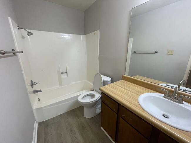 Building Photo - AUGUST MOVE IN - 2 Bedroom 2 Bathroom on t...