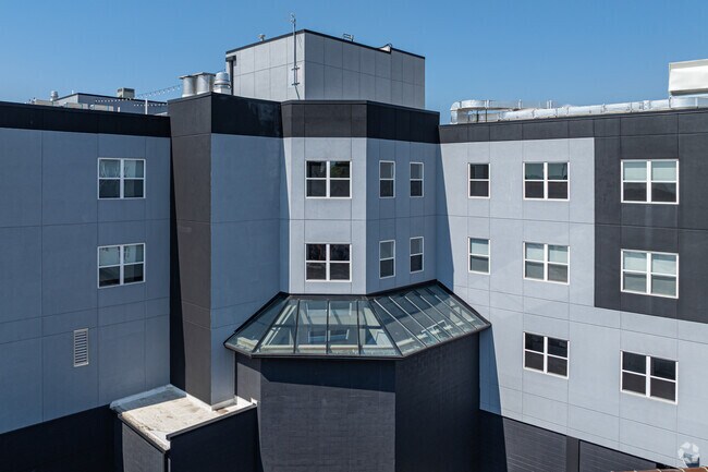 Alternate - Titan Union Luxury Apartments