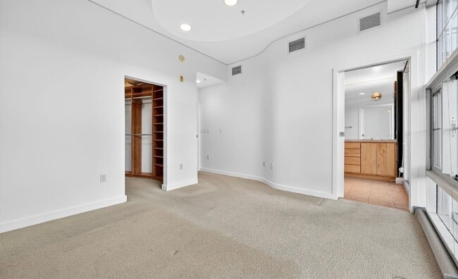 Building Photo - Stunning 3 bedroom Loft