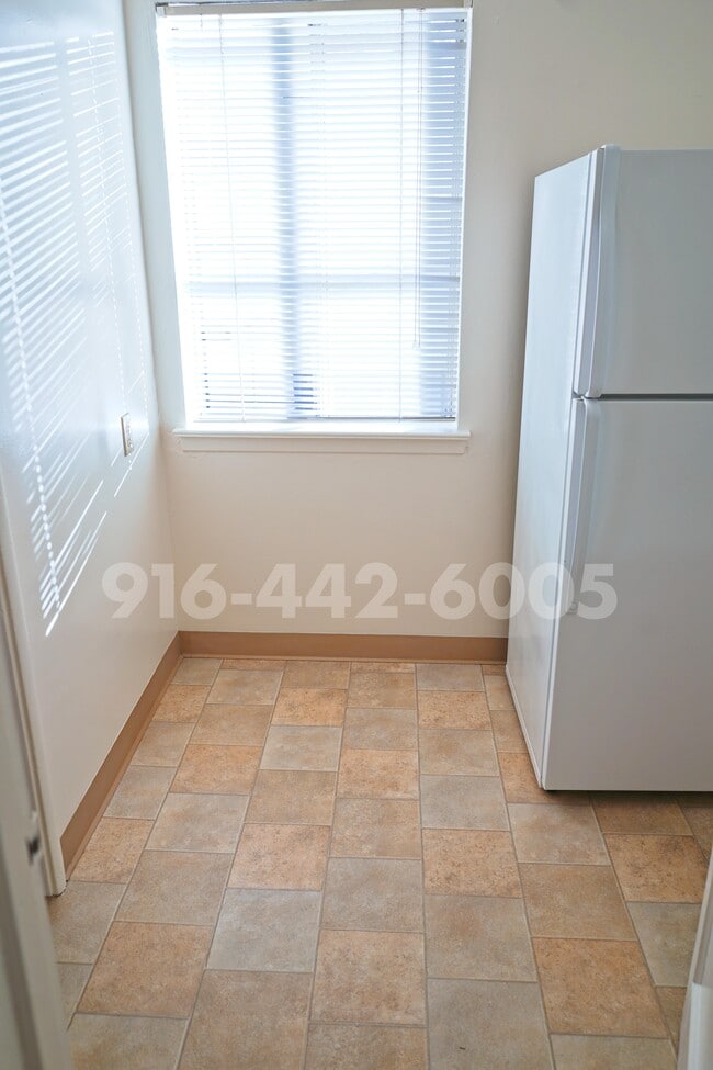 Building Photo - Kenwood Apartments 2426