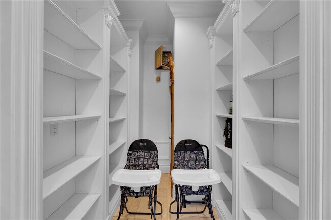 Building Photo - 1011 Rhodes Villa Ave