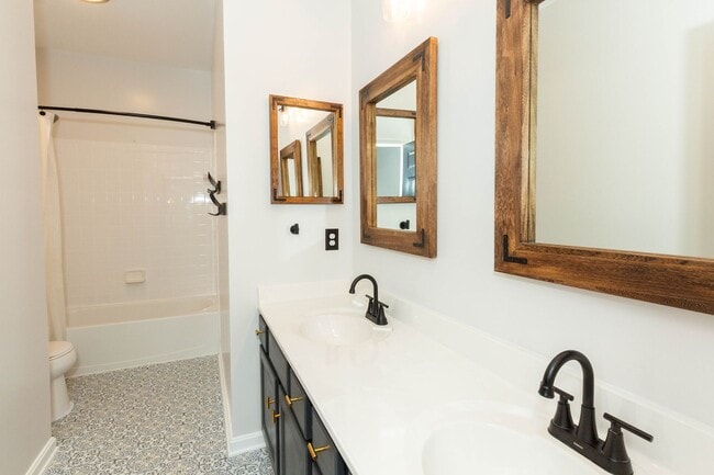 Building Photo - 4 bed, 2.5 bath Single Family Home in Char...