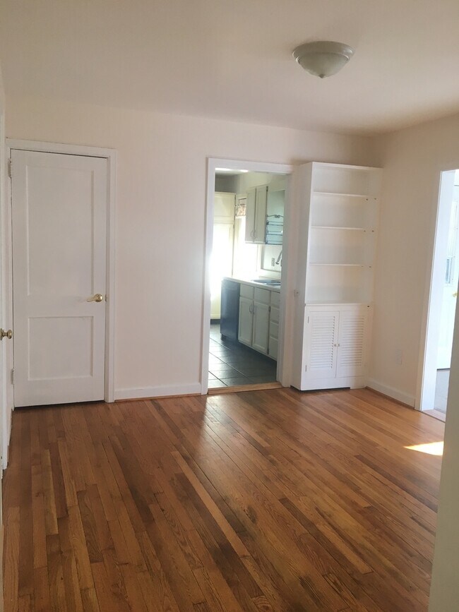 Building Photo - Wonderful Kenilworth location! Lovely land...