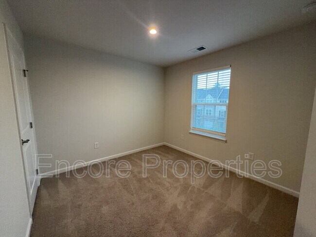 Building Photo - 333 Amber Acorn Ave