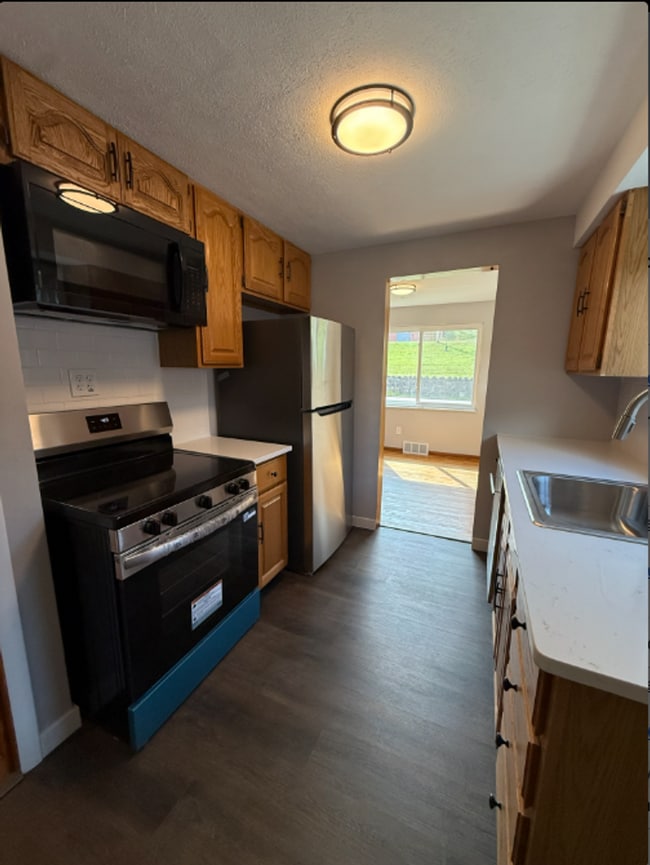 Building Photo - Adorable 3 Bedroom, 2 Bathroom Home with Garage & Off-Street Parking