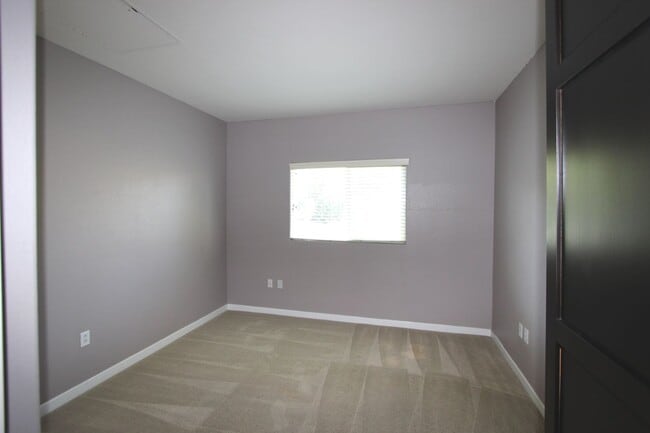 Building Photo - Light & Bright 2 bedroom 2 bathroom condo ...
