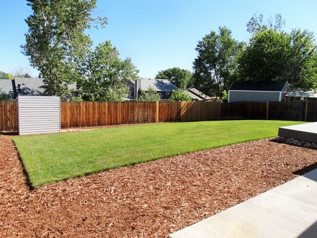 Building Photo - Tri-Level 3 Bedroom 2 Bath Large Backyard ...
