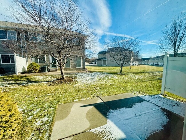 Building Photo - Beautiful Townhouse in Elkhorn School District