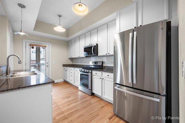 Building Photo - Updated Duplex Condo with 2 parking spots