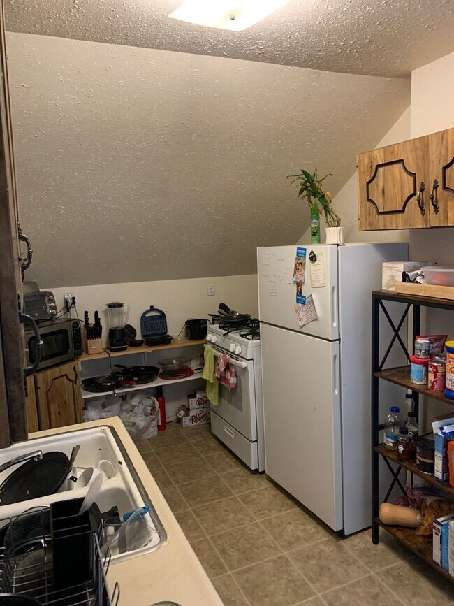 Building Photo - Quiet Upstairs Apartment in Provo |Available Now|