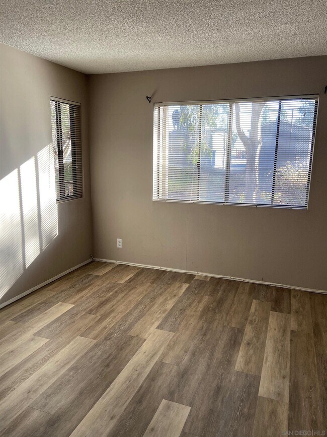Building Photo - 5995 Dandridge Ln