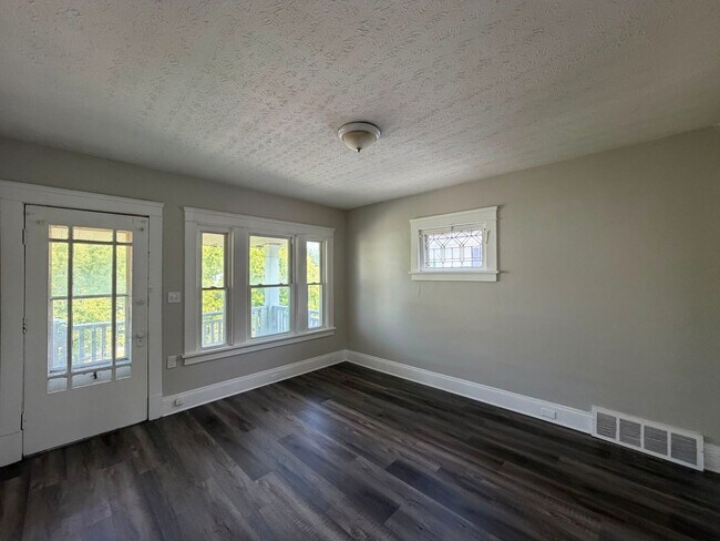 Building Photo - 10012 Manor Ave