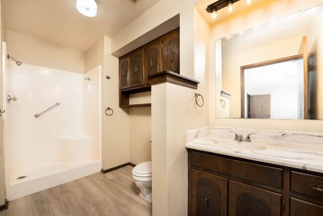 Building Photo - Clean and Spacious Duplex