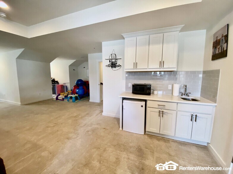 Building Photo - 245 Orchard Park Dr