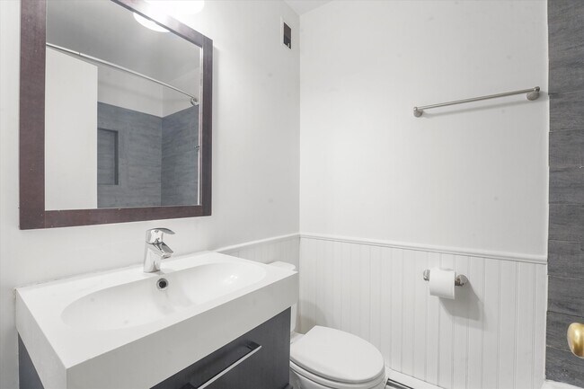 Building Photo - 200 S Blvd-1A