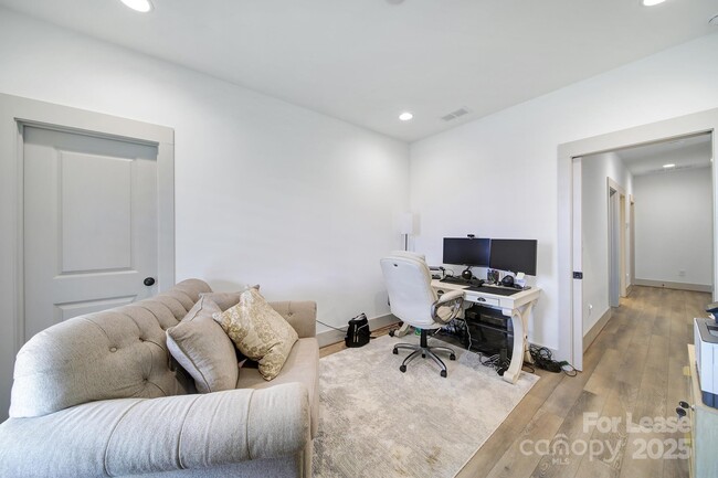 Building Photo - 567 Plowman Ln