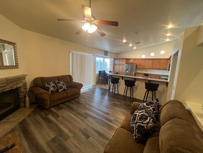 Building Photo - Spacious 4-Bedroom Home in Desirable Apple Valley Neighborhood