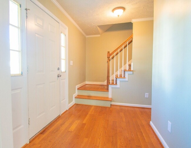 Building Photo - 3 Bedroom 2.5 Bathroom with Bonus Room!