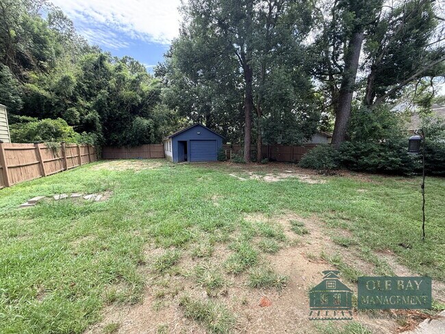 Building Photo - Charming Midtown Cottage  All approved applications are subject to an 18-month lease term. $75 pe...