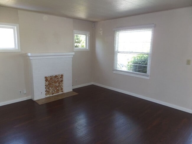Building Photo - 2 bedroom 1 bathroom Craftsman Home locate...