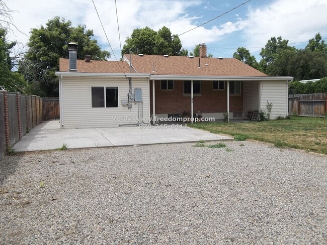 Building Photo - Larger home with convenient location - Col...