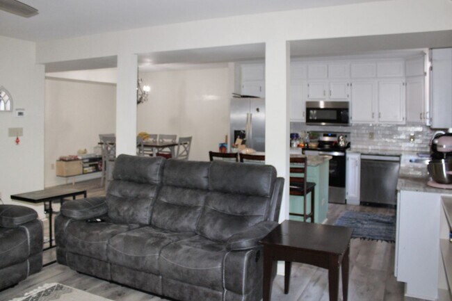 Building Photo - Contemporary duplex with first floor primary