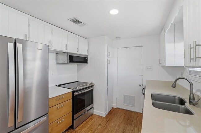 Building Photo - 2854 W Rainbow Cir