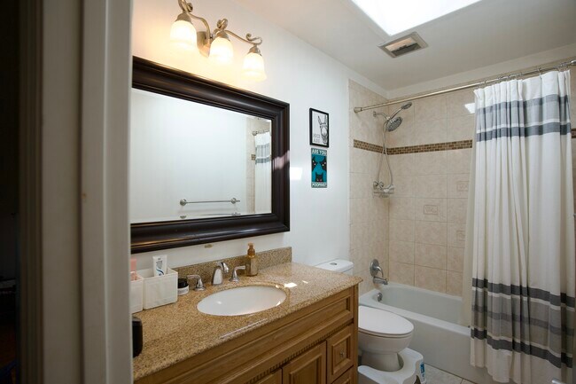 Building Photo - 303 Quebec St