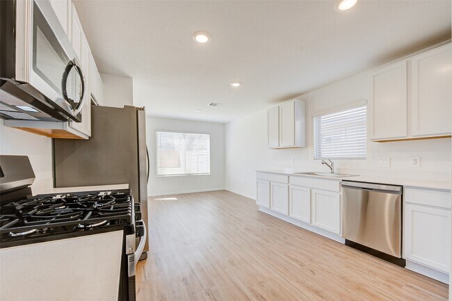 Building Photo - 17827 Pemswood Dr