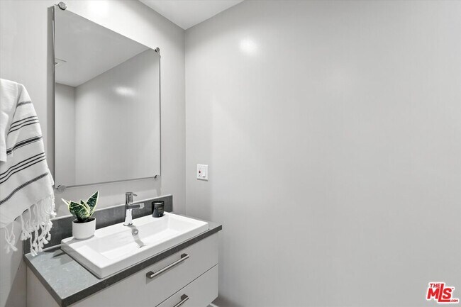 Building Photo - 1326 Centinela Ave