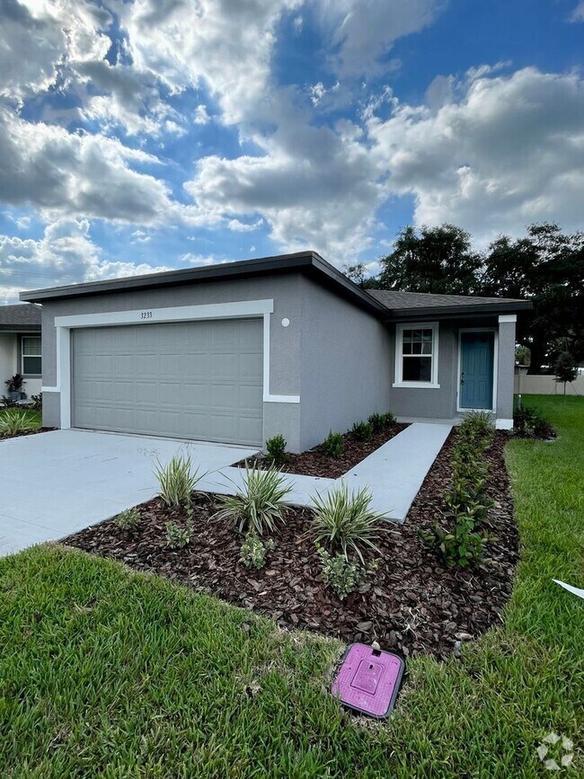 Building Photo - Available NOW! VERY well maintained 4/2 in...